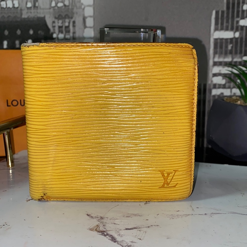 Authenticity Louis Vuitton Epi Wallet.
